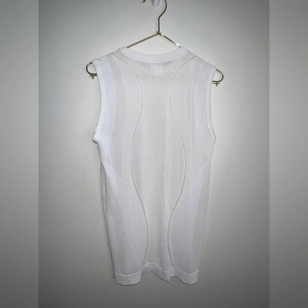 Nike White Performance‎ Sleeveless Gauze Tank large